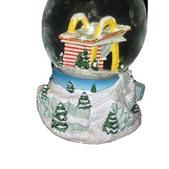 VERY RARE and UNIQUE 2006 MCDONALD'S CHRISTMAS SNOW GLOBE With VERY BIGMAC TRUCK - Picture 4 of 6